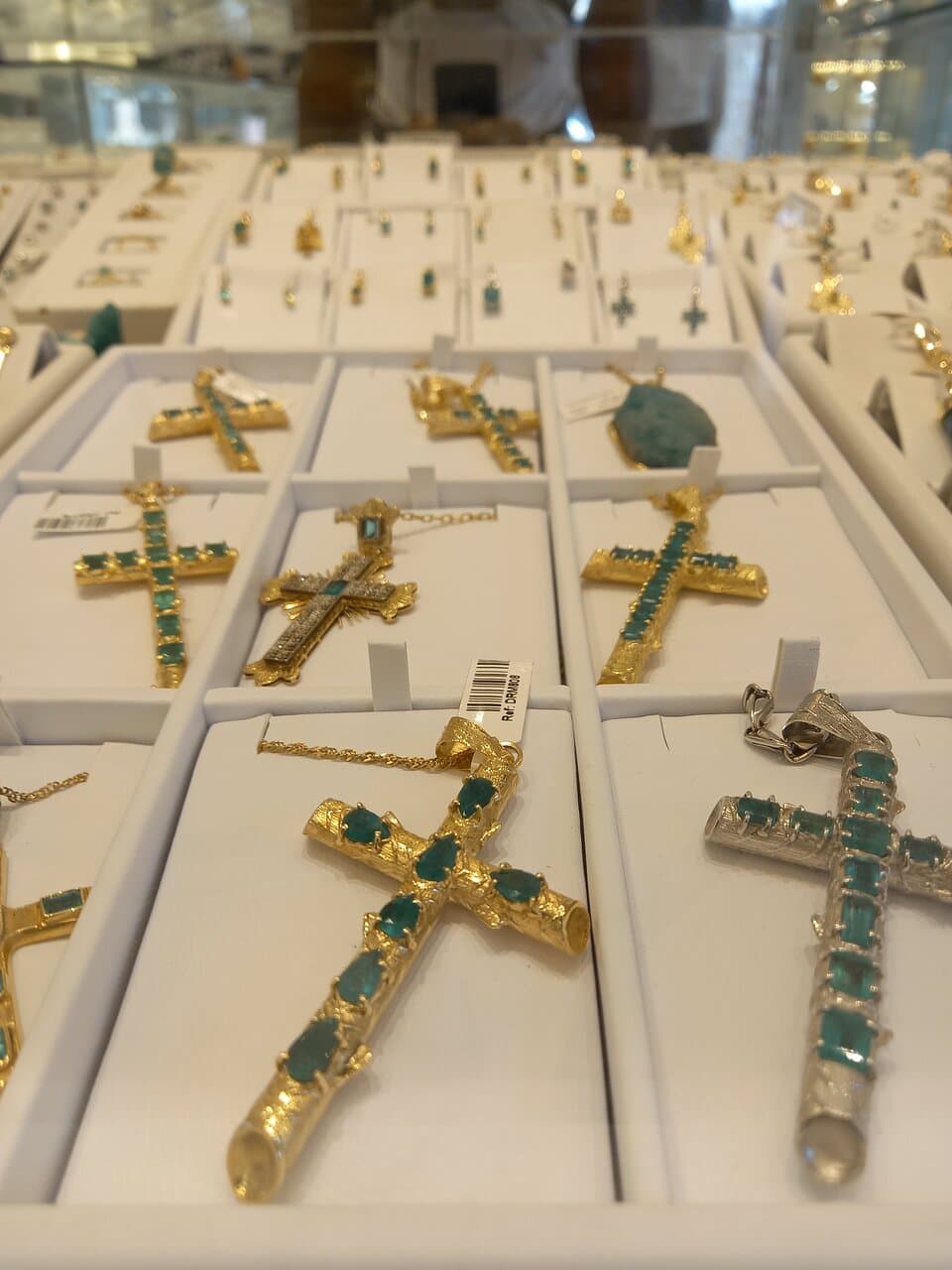 Cruz hermosa de oro amarillo 18k con esmeraldas de música y cozcues 