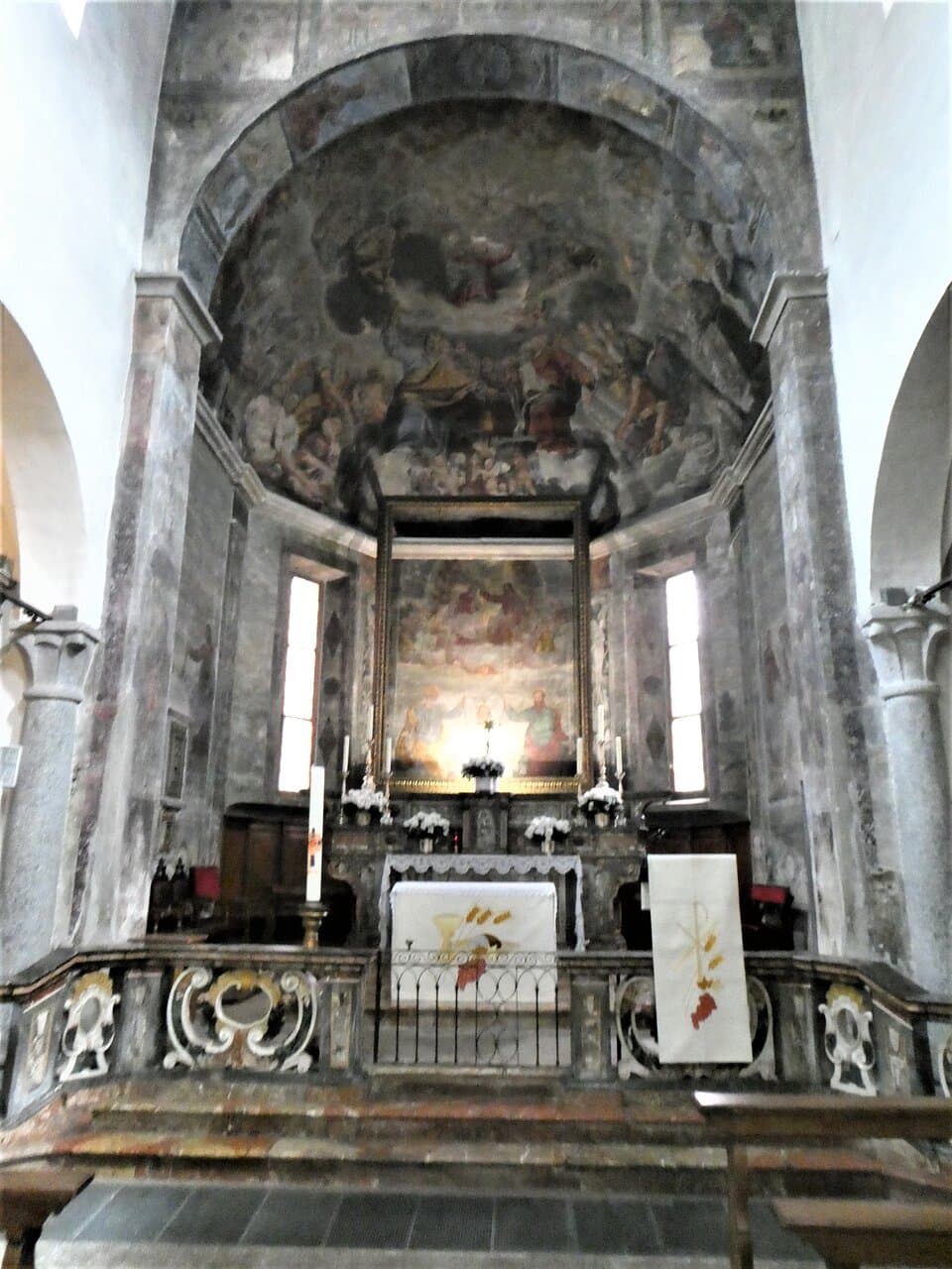 the octagonal choir with frescoes