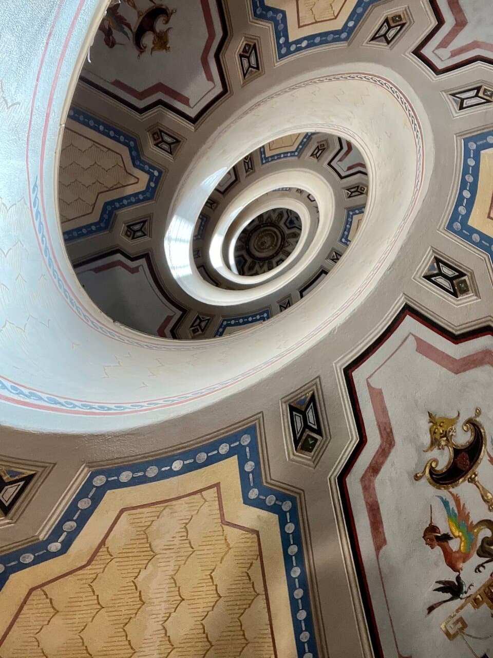 La scala a chiocciola costruita dall’architetto Jacopo Barozzi detto il Vignola , situata all’interno del palazzo Boncompagni o Barozzi …opera di architettura del cinquecento, la prima  nel suo genere … inizialmente era solo intonacata e poi successivamente nel 1800 il signor Boncompagni la fece decorate da pittori dell’epoca … merita molto , la visita guidata ☺️