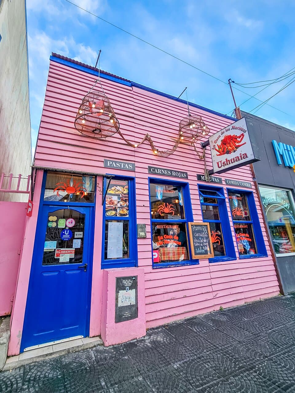 El menú más completo en platos de mar: tabla de mariscos, filetes de pescados, vieiras, paellas, empanadas y muchas opciones para que disfrutes junto a familia y amigos.