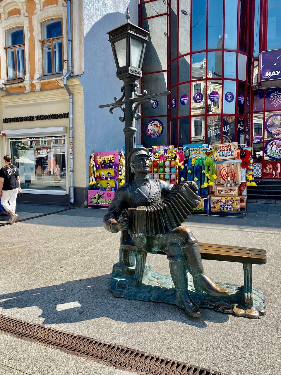 Памятник гармонисту