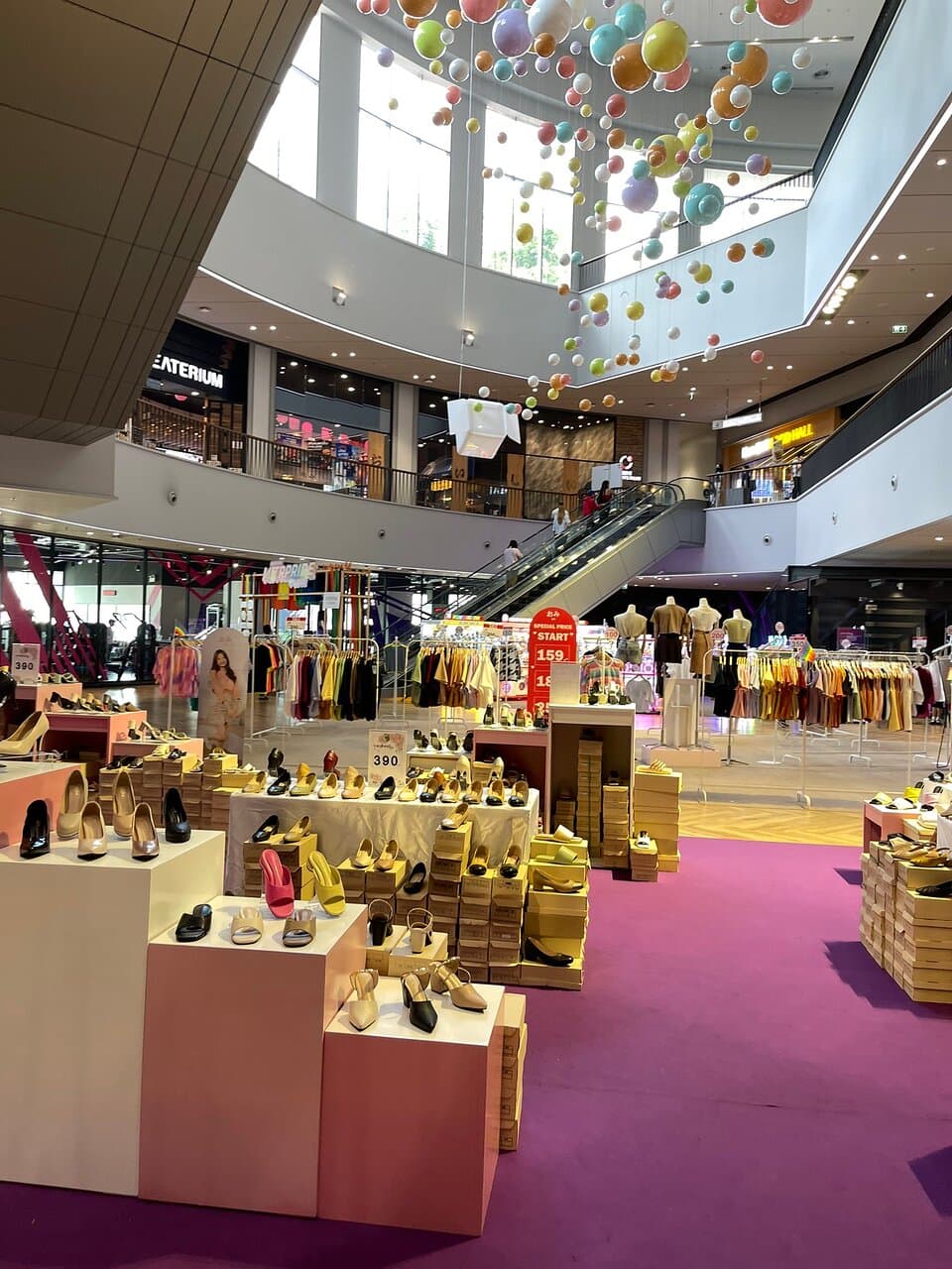 Visit the 24-Hour Samyan Mitrtown Mall