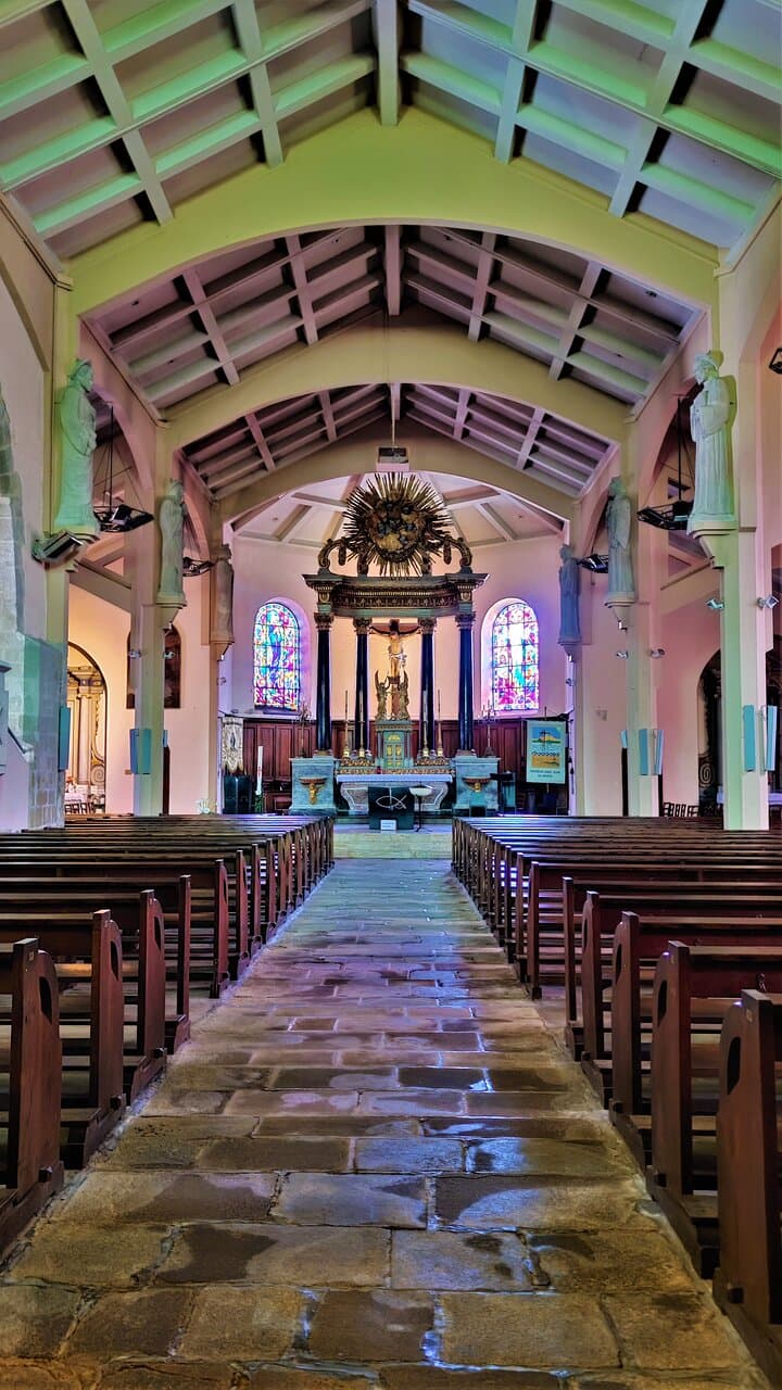 Charmante église ouverte et accueillante, un beau mobilier, des vitraux intéressants, et un trésor exposé. Son histoire que traduit son architecture, mélange de styles d'un bel équilibre. Cette église est chaleureuse, parfaite pour trouver le calme et la sérénité.