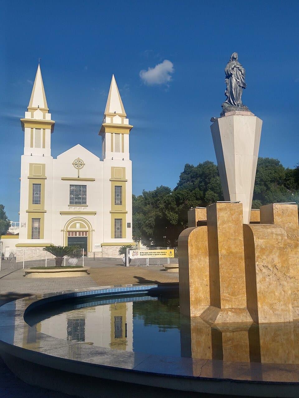 Espelho d'água e igreja ao dia