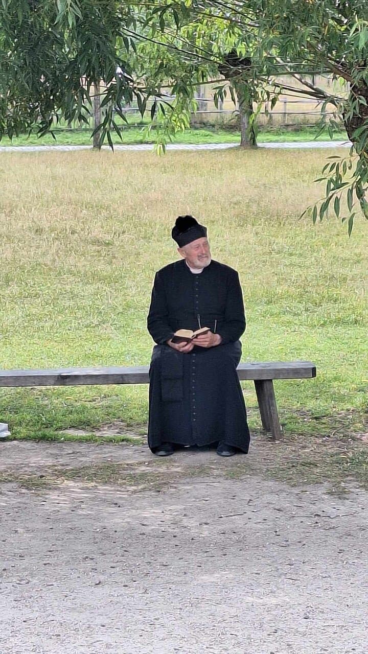En habit d'époque devant son église