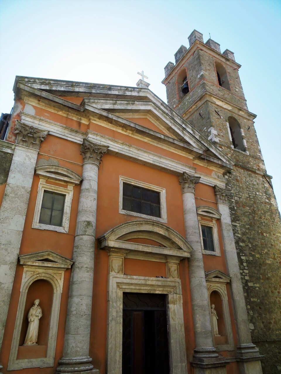 La facciata e il campanile