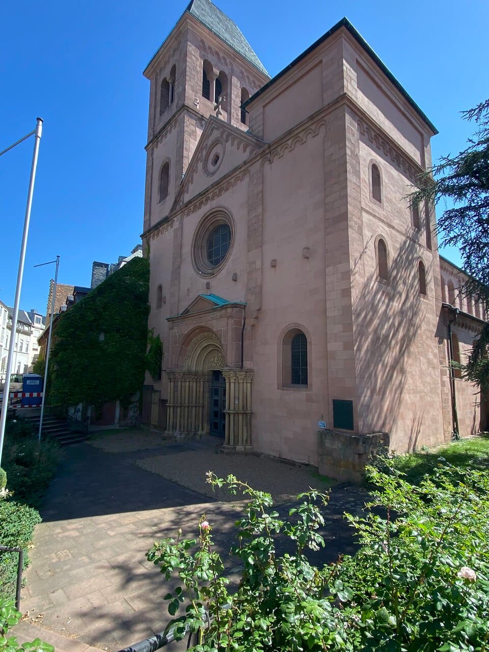 De entreegevel van de kerk.