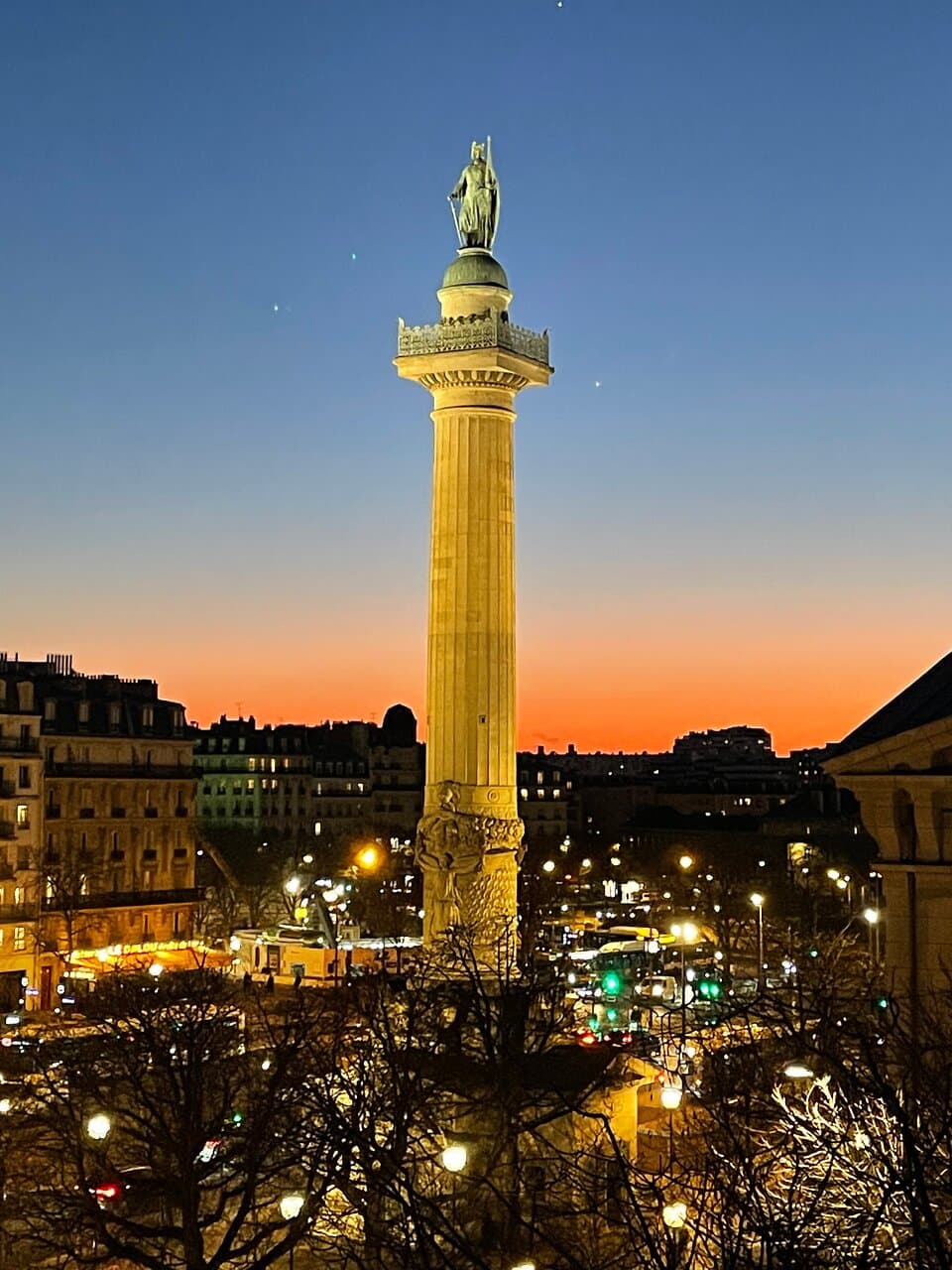 Colonnes du trône: c était l entrée dans Paris par le village de Charonne. En haut, les rois Philippe Auguste et saint Louis. 