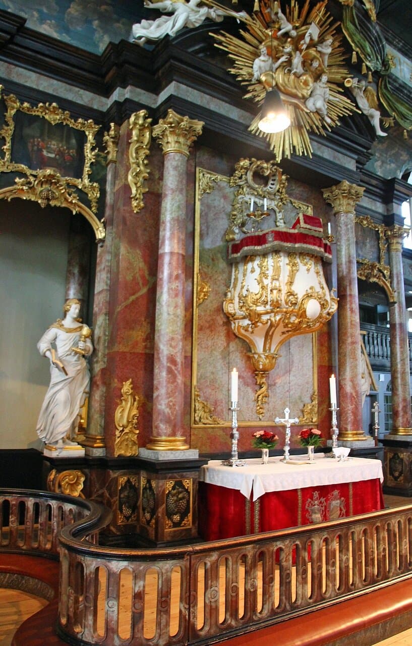 Staselig kirke på vestsiden av byen, ferdig i 1761. Inntil 2400 sitteplasser i 3 etasjer.