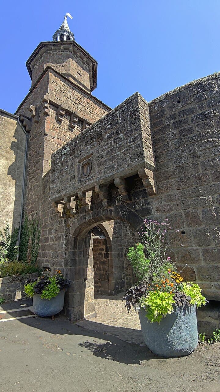Ce Beffroi est la Porte de la ville, la seule encore visible, les deux autres ont disparu. La Cité médiévale est superbe, les architectures des maisons, de l'église et de cette porte résonnent en harmonie. Une belle découverte, un village accueillant, la promenade dans les quartiers piétons est d'un grand agrément.