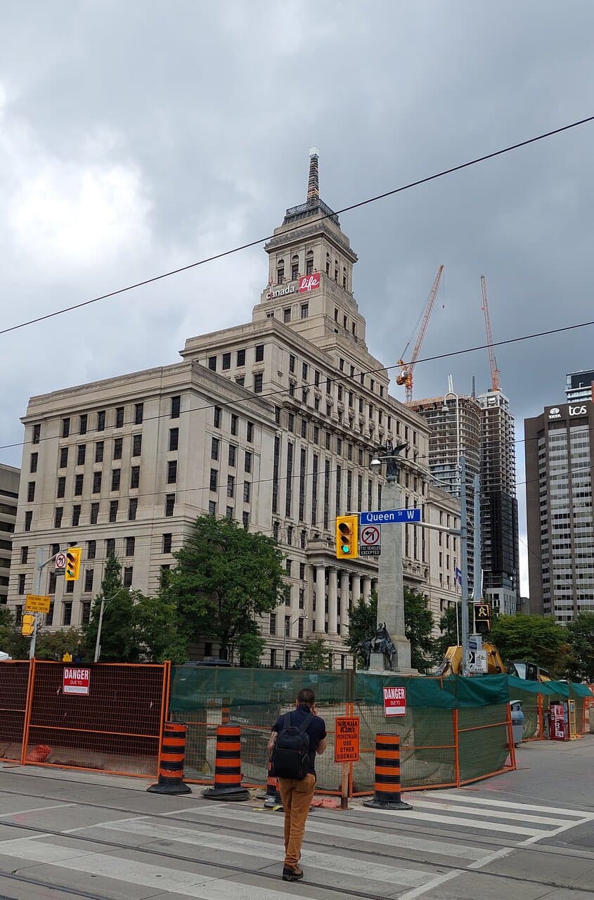 Colour coded lights show summarized weather forecasts at a glance