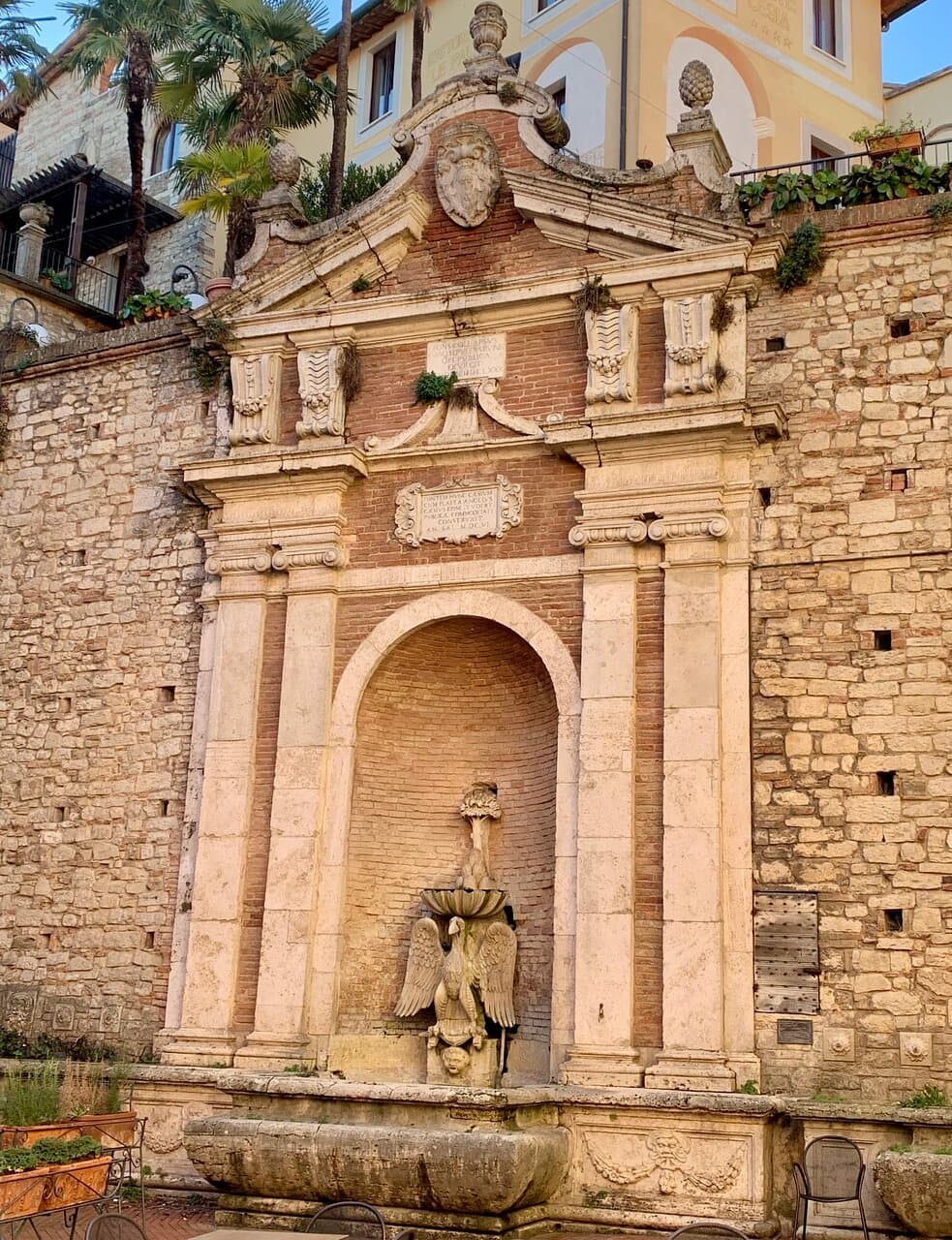 Da notare l’aquila tuderte che sostiene lo stemma del vescovo Cesi. Dic 23