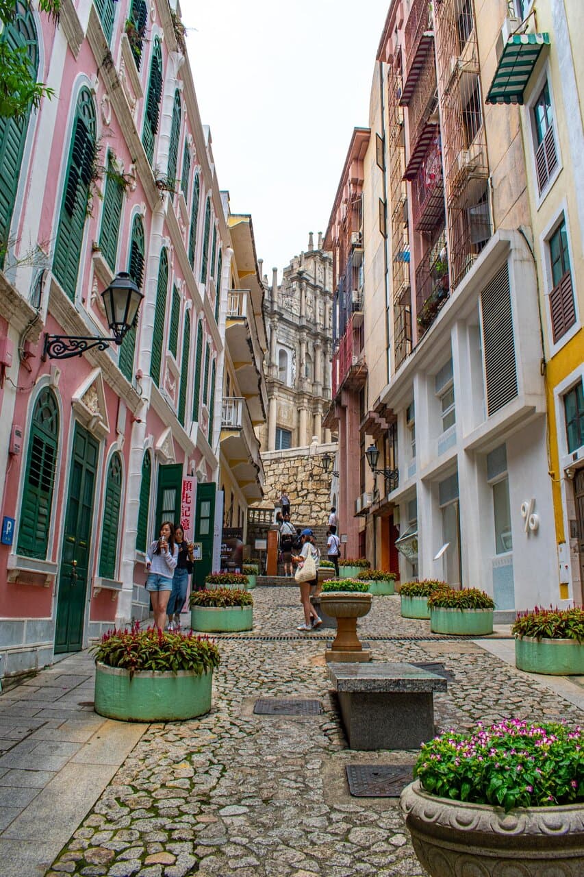 The travessa viewed from the Rua de São Paulo