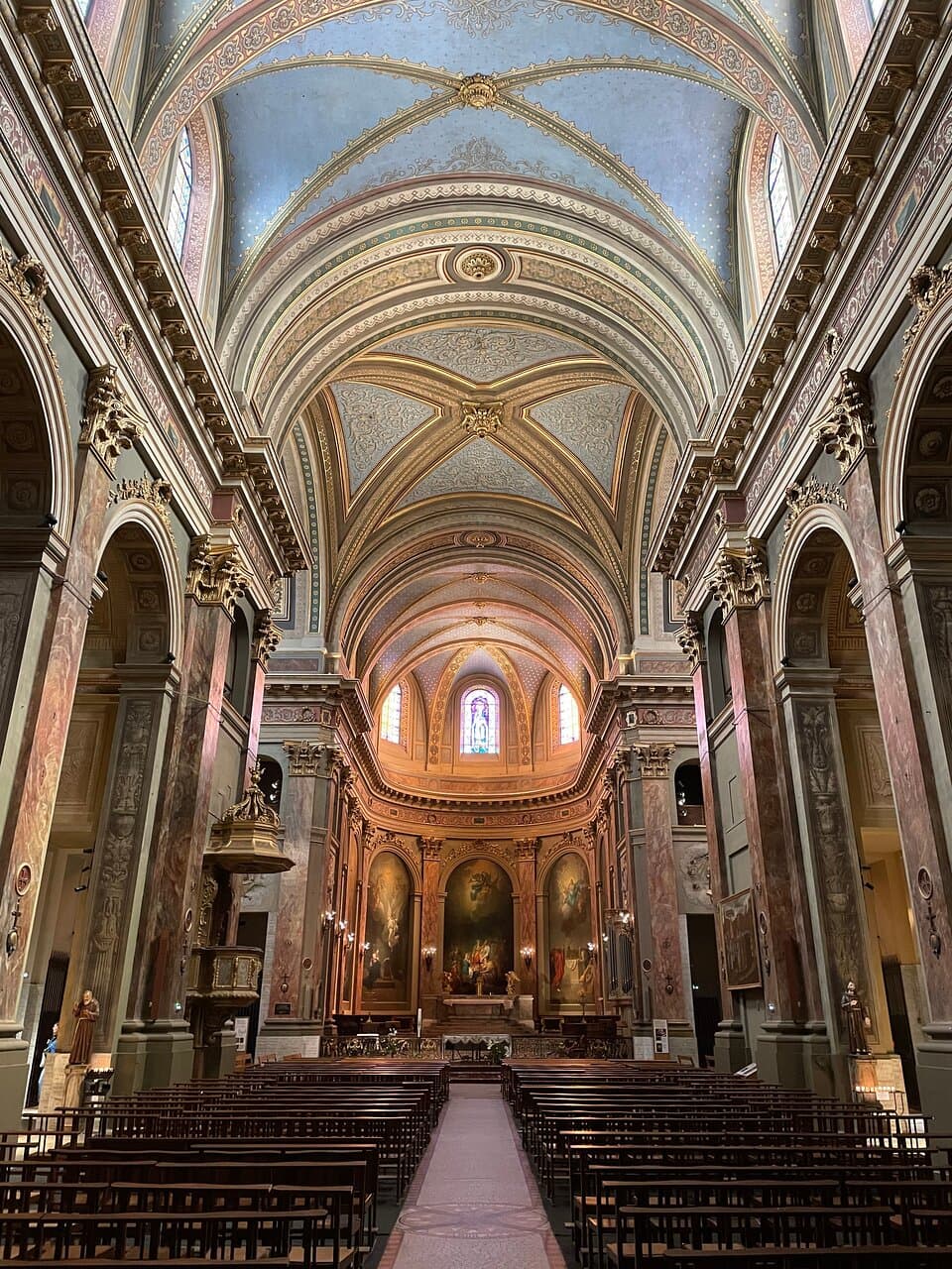 Notre-Dame de la Daurade - main nave and altar