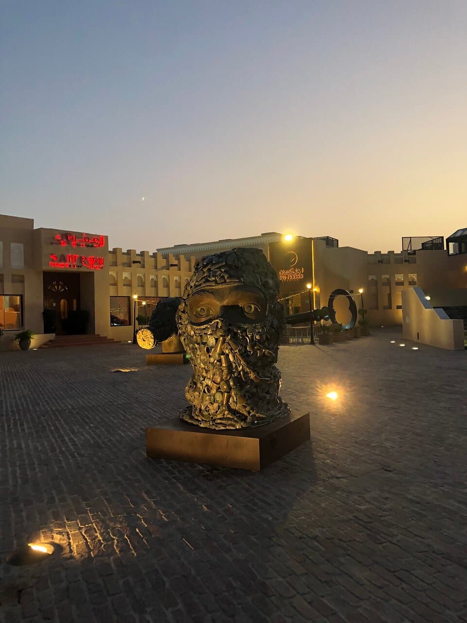 Le Gandhi’ s Three Monkeys  sul Lungomare del Katara village , maggio 2024 .