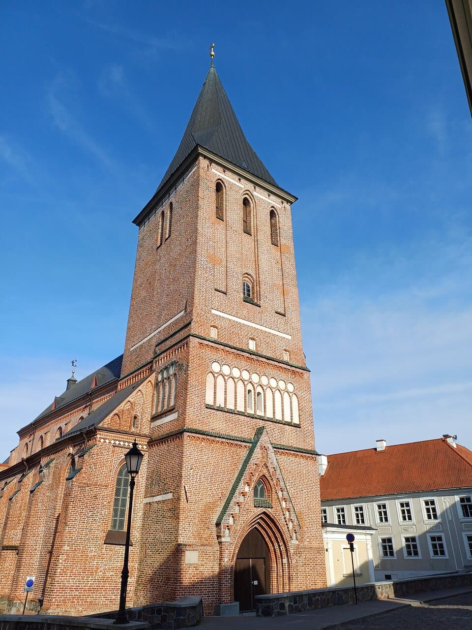 La facciata della chiesa