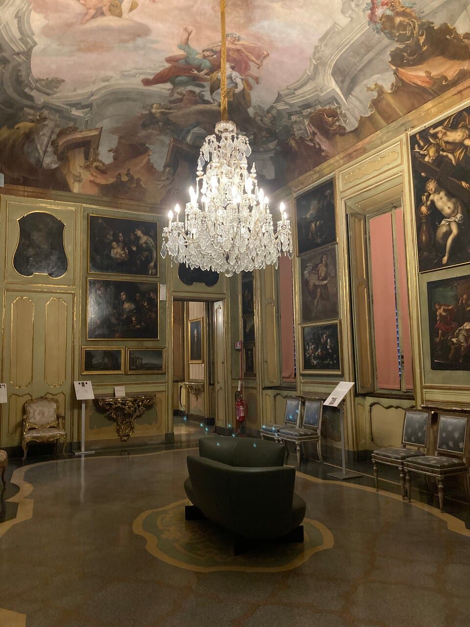Uma sala do museu Morando, mostrando o Fausto e luxo da habitação da elite milanesa