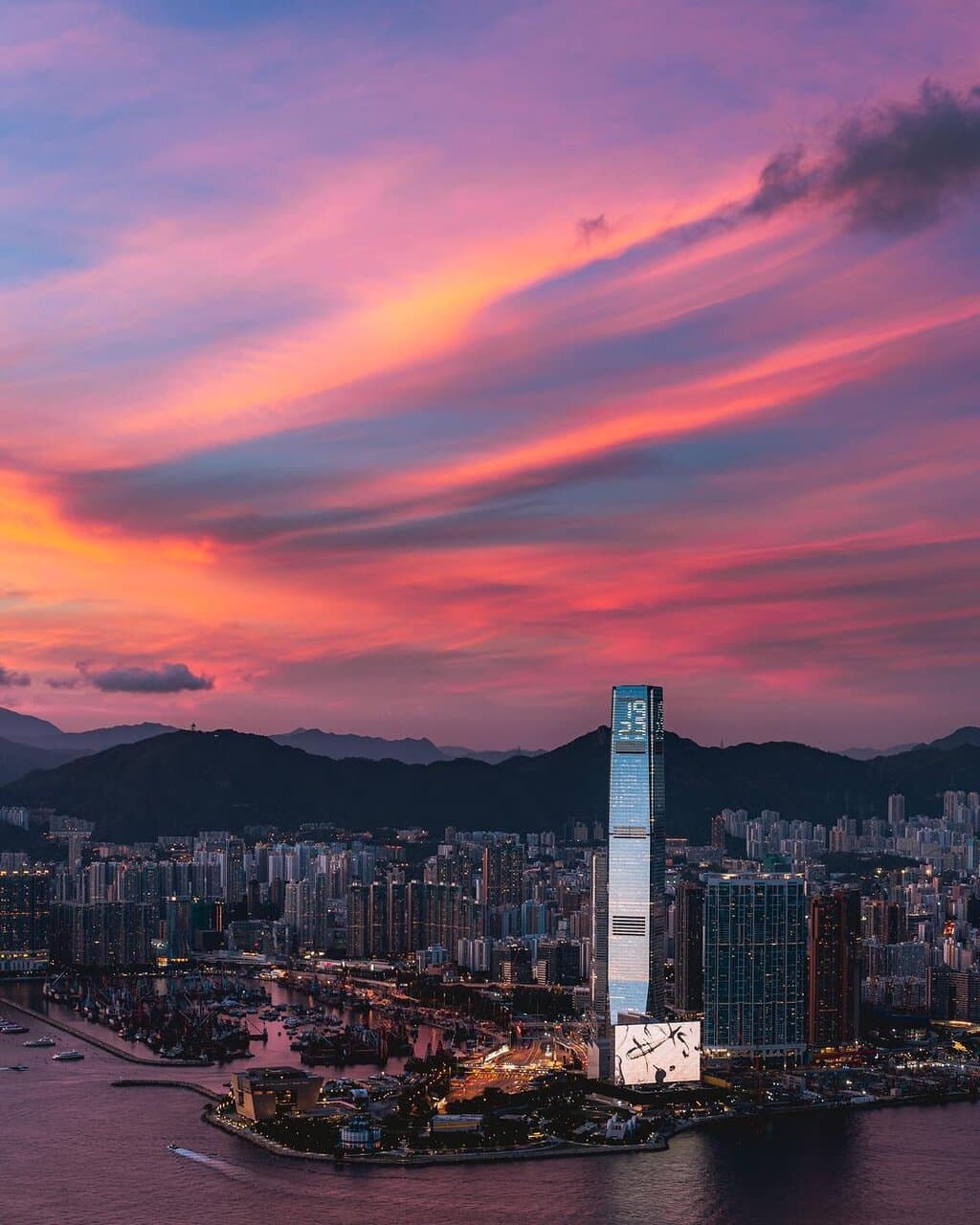 環球貿易廣場 (ICC) 是全香港最高的大廈，而天際100觀景台位於100樓離海拔393米高。讓訪客可以居高臨下鳥瞰全港四方八面景色。

The International Commerce Centre (ICC) is the tallest building in Hong Kong, and sky100 observation deck is located on the 100th floor at a height of 393 meters above sea level. It offers visitors a bird's-eye view of the panoramic scenery in all directions throughout Hong Kong. 
