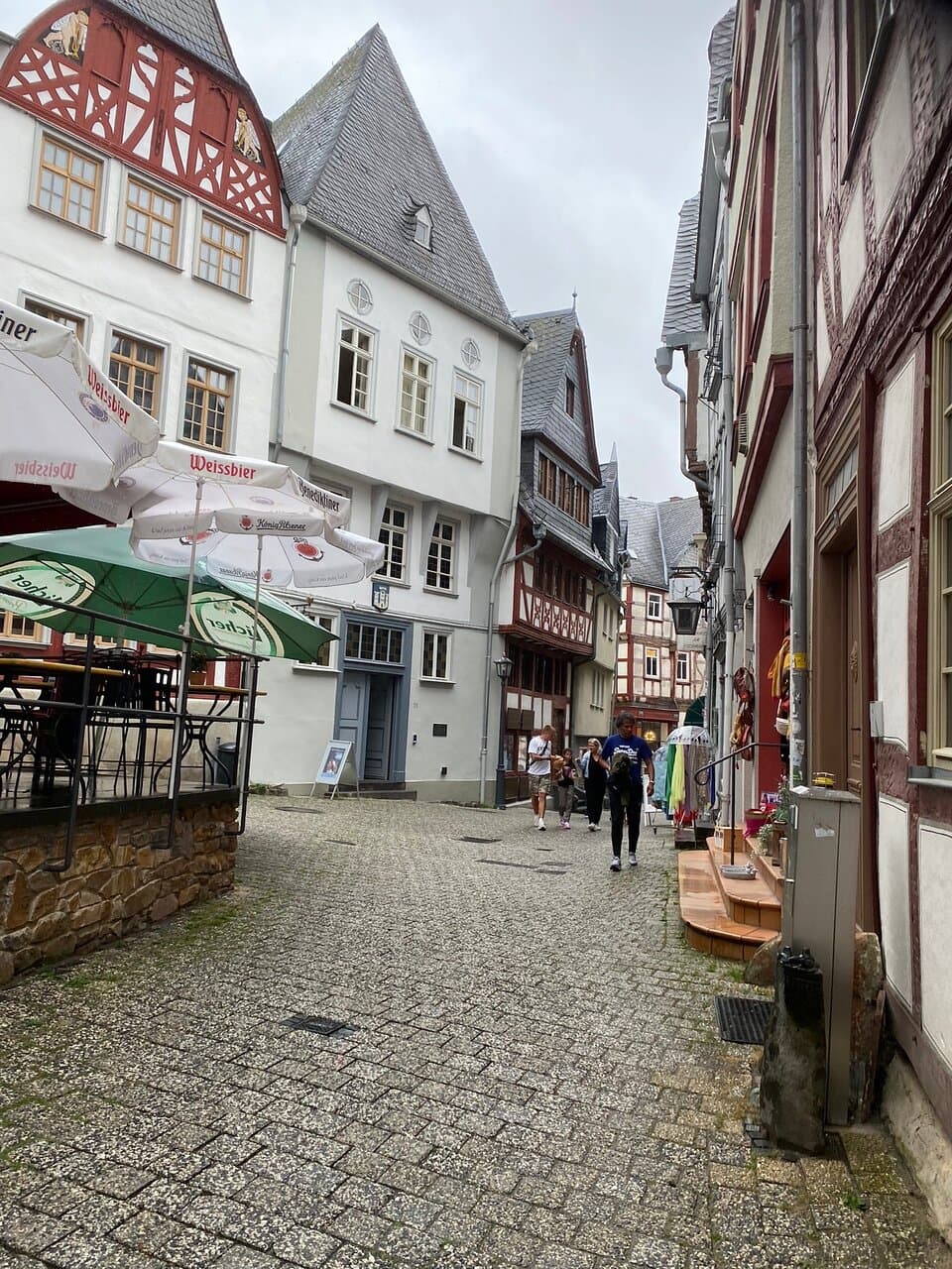 Buitenzijde van het oude raadhuis. Daar wordt nu kunst uit de stad Limburg tentoongesteld.