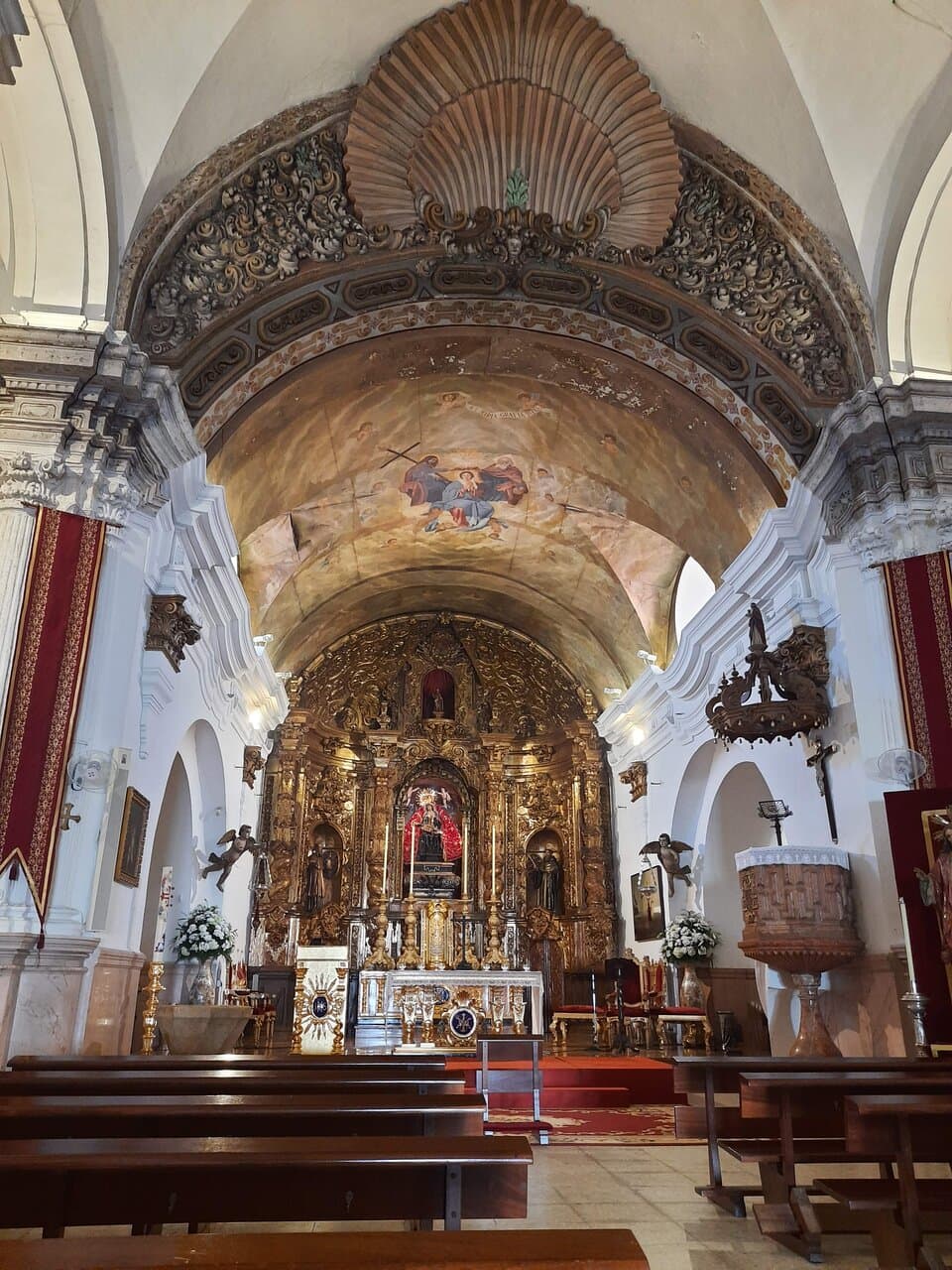 Capilla Mayor con la Virgen de África