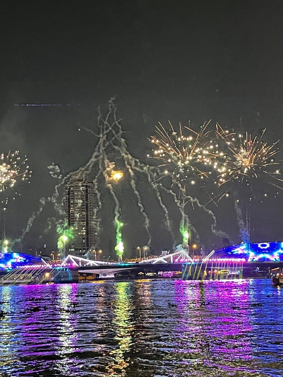 Visit the Wat Kalayanamit Woramahawihan