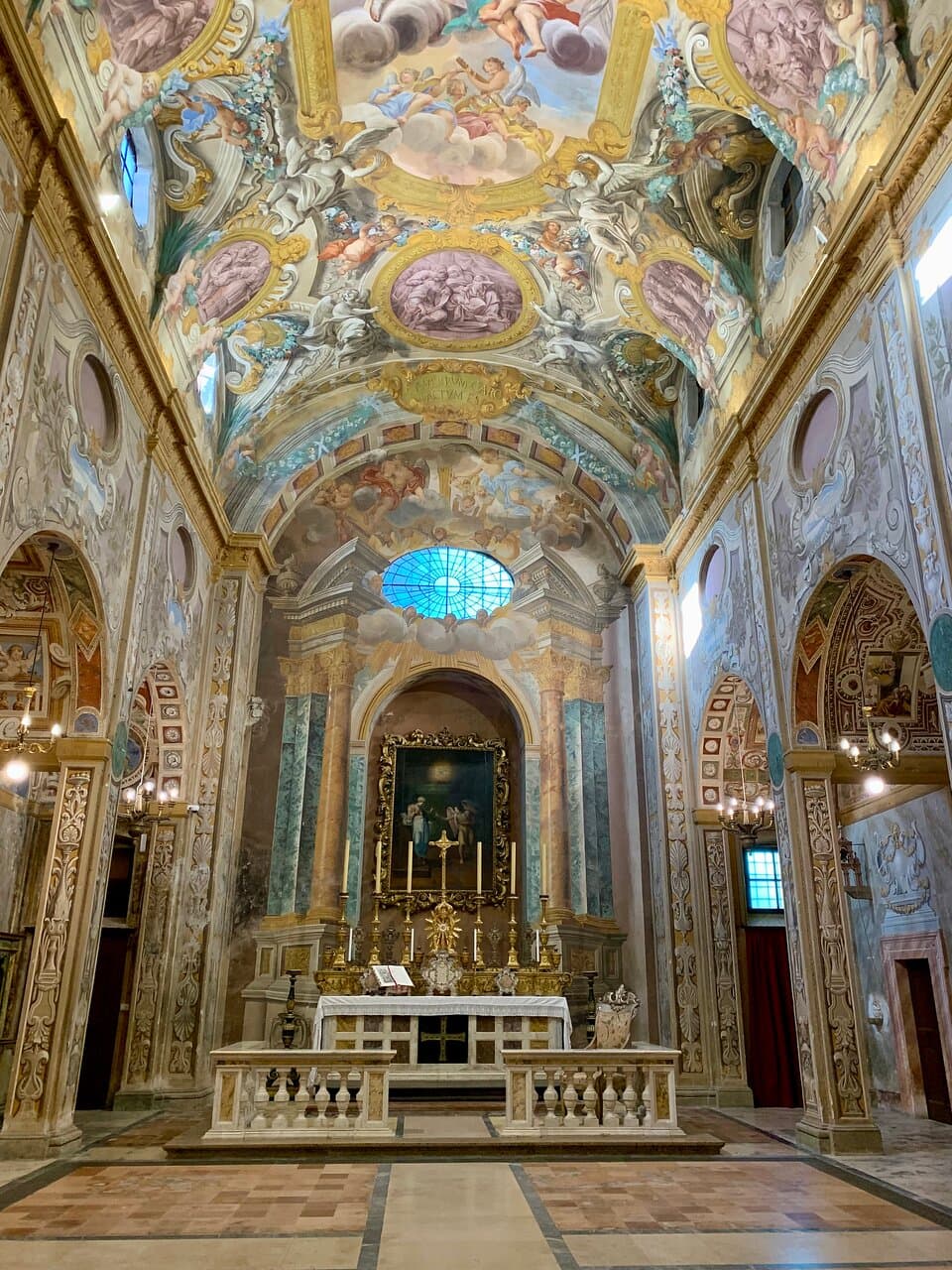 L’altare maggiore in un tripudio di colori. Dic 23