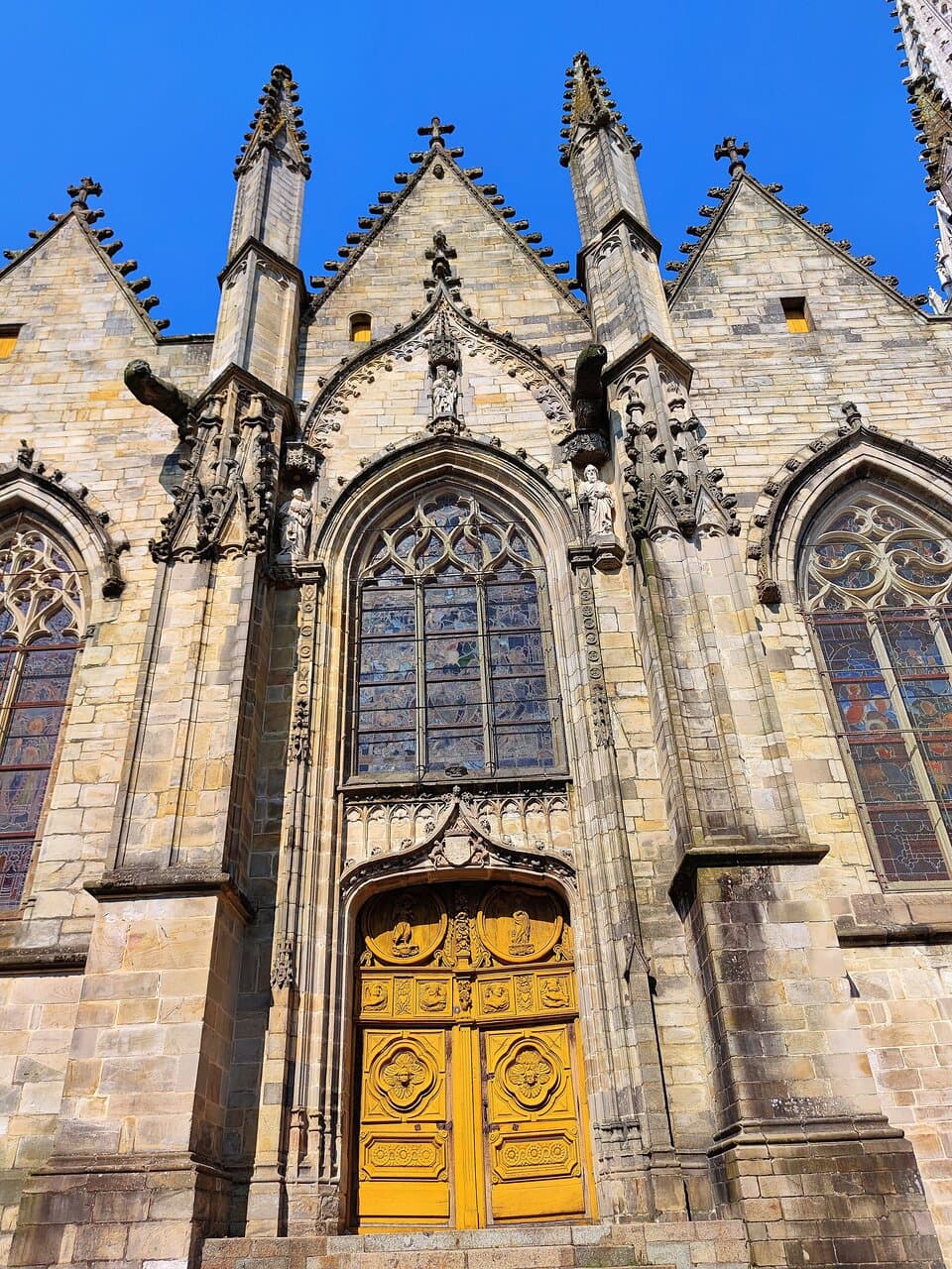 Collégiale romane fondée au milieu du 11è, elle devint prieurale au 12è, puis au 15è et 16è, c'est une nouvelle église qui voit le jour, reconstruction influencée par les styles gothique et renaissance, seul le chœur primitif est préservé, c'était l'ancienne nef romane. 