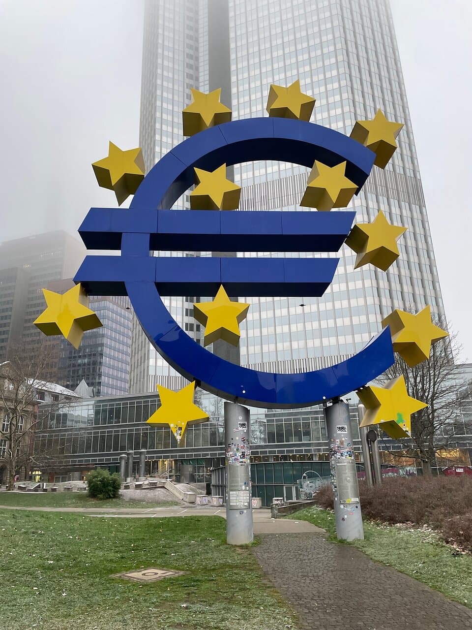 Euro Sculpture (1)
