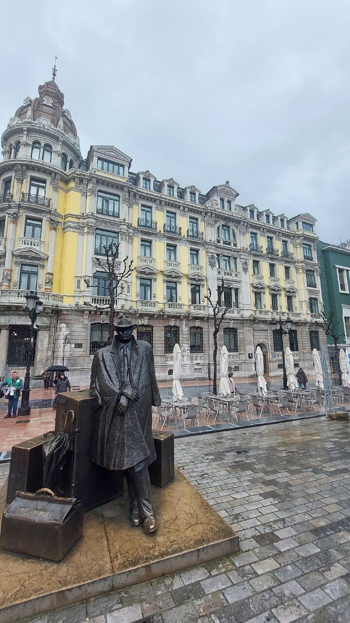 El Viajero Statue