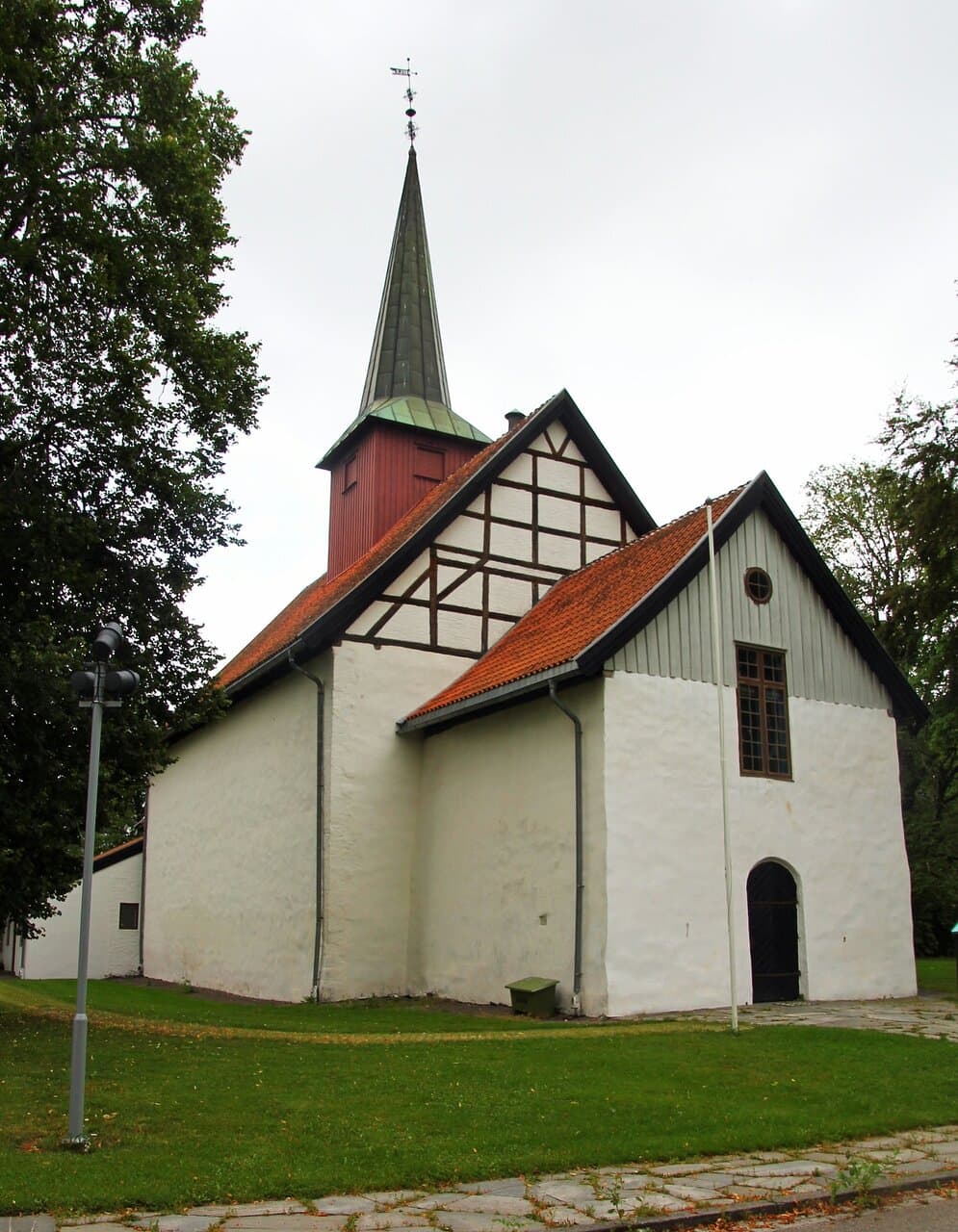 Kirke ved Jarlsberg hovedgård i Tønsberg. Romansk byggestil. Fra ca  år 1100.