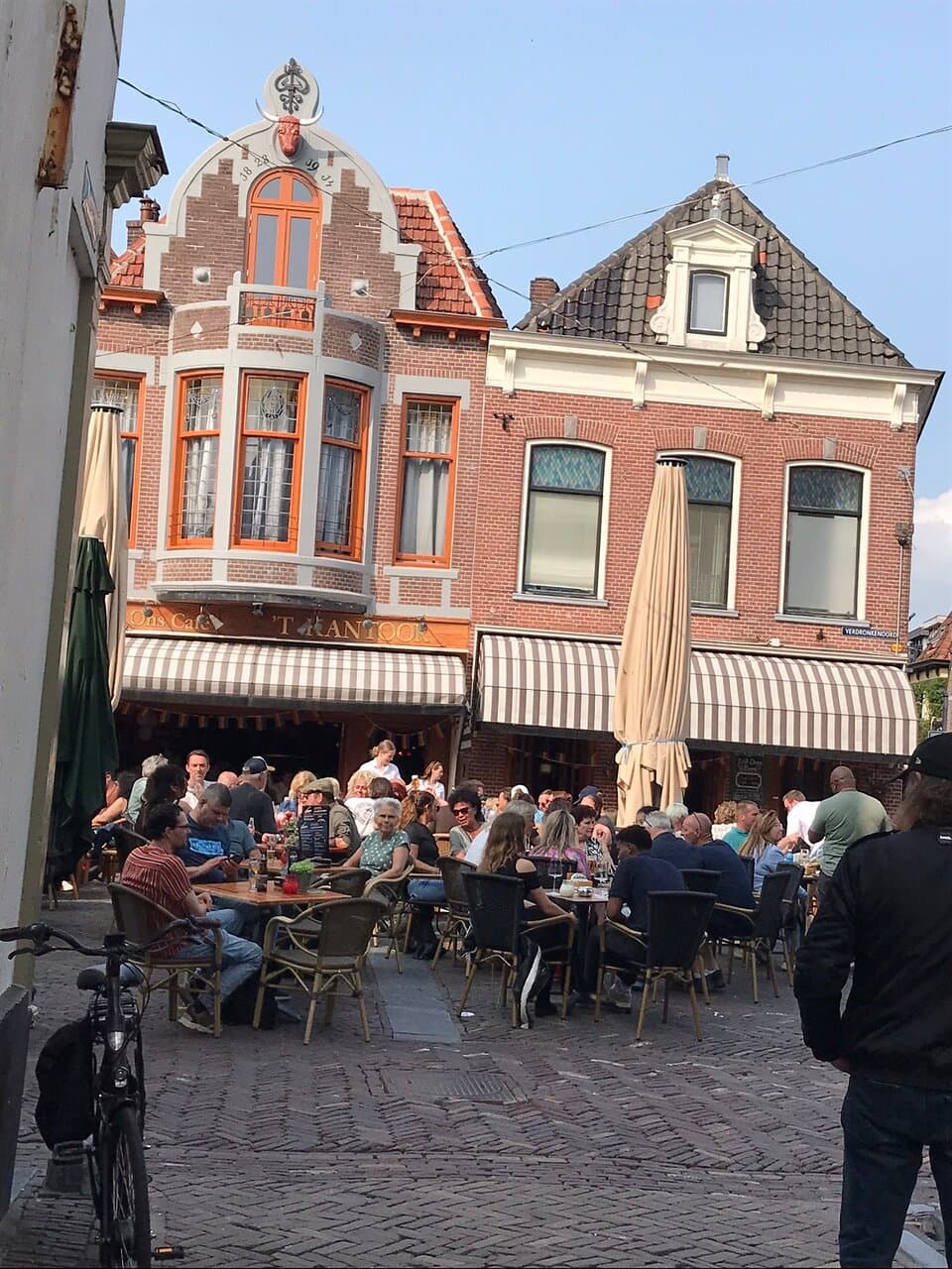 Platte stenen brug Alkmaar tijdens Alkmaar pride in mei 2025