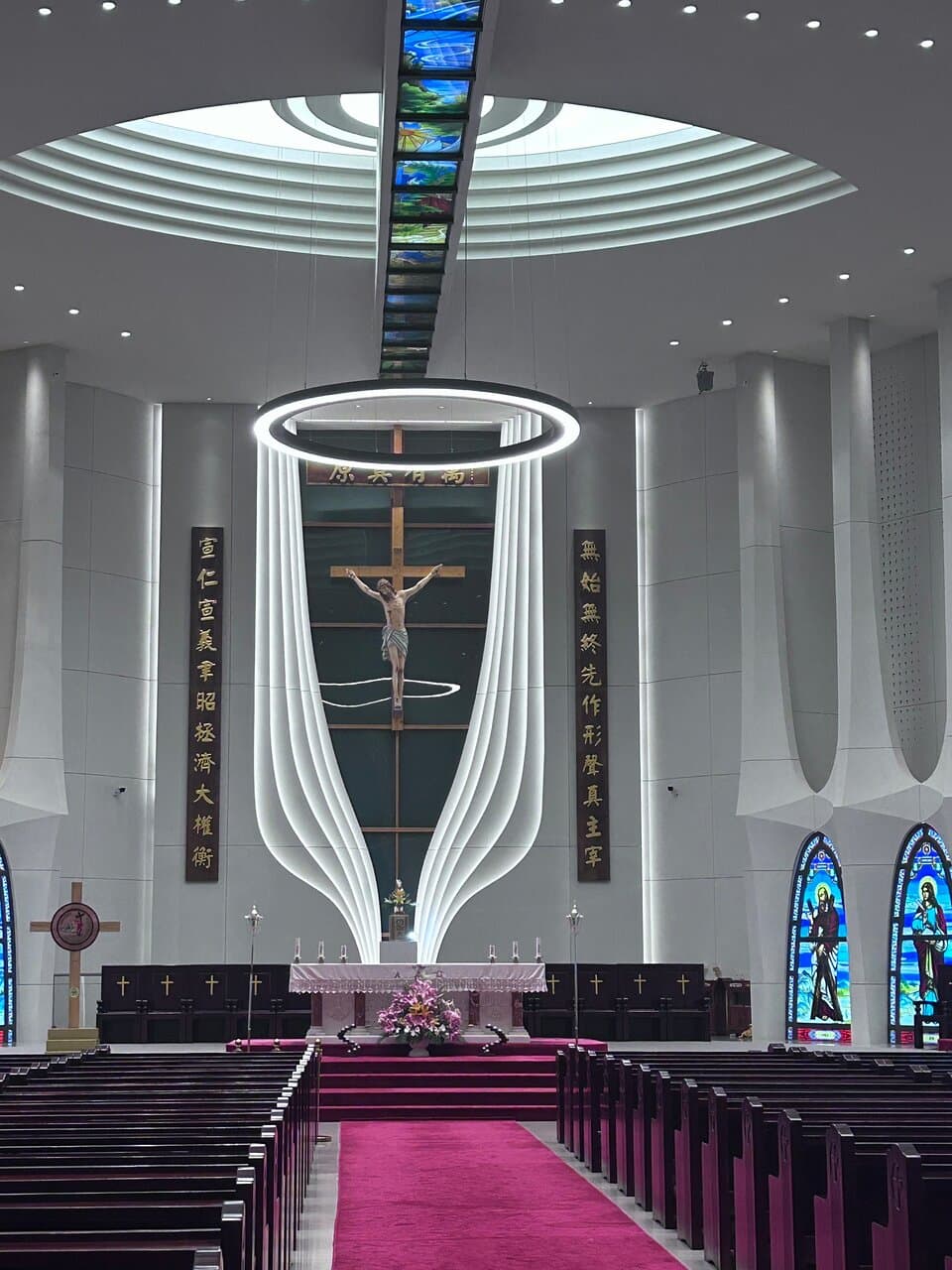 📍 Location & Access 	•	Address: 2268 Hai Dong Road, Kunming 	•	Nearby Landmark: Adjacent to Junfa Xiliangtang Wetland Park in the eastern part of the city. 	•	Getting There: A 20–30 minute ride from central Kunming; easily accessible by taxi or ride-hailing apps like DiDi. Parking is available nearby.  ⛪ Mass Times 	•	Saturday Evening Mass: 8:30 PM (Mandarin) 	•	Sunday Morning Mass: 9:30 AM (Mandarin)