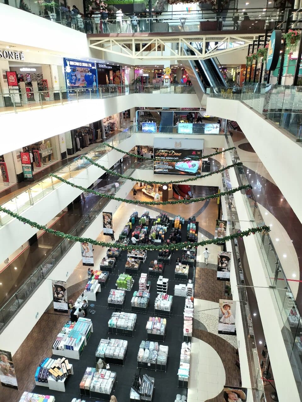 ショッピングモール全景