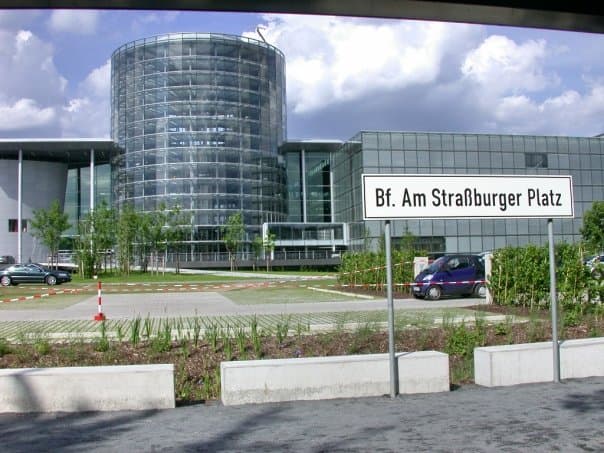 Dresden 2002Der Grosse GartenDie "Gläserne Fabrik" des VW Konzerns an Rand des ParksEs gib