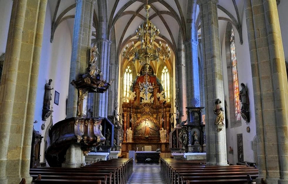 Kirchenschiff mit Altar