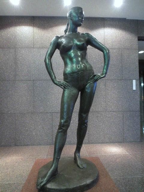                   佐藤忠良「若い女の像」
                