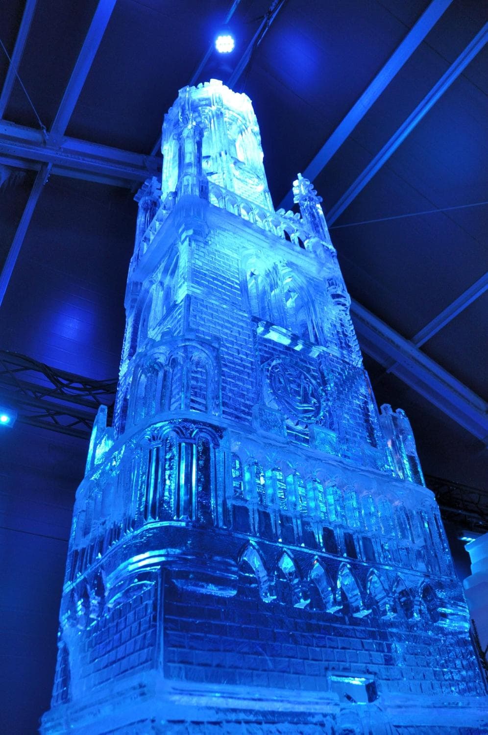 Esculturas de hielo al lado estación