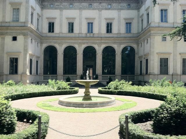 a look at the loggia from the yard