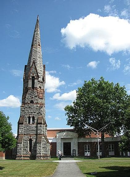 The Mead Art Museum sits directly beside Stearns Steeple.