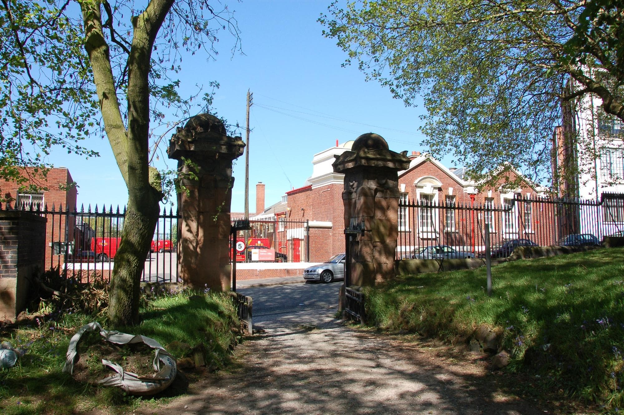 墓地内からのKey Hil　Rd.側の入り口の眺めl