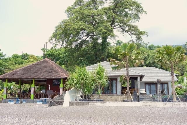 Directly on the beach.