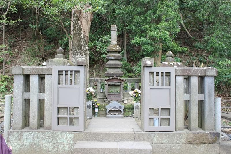 頼朝の墓