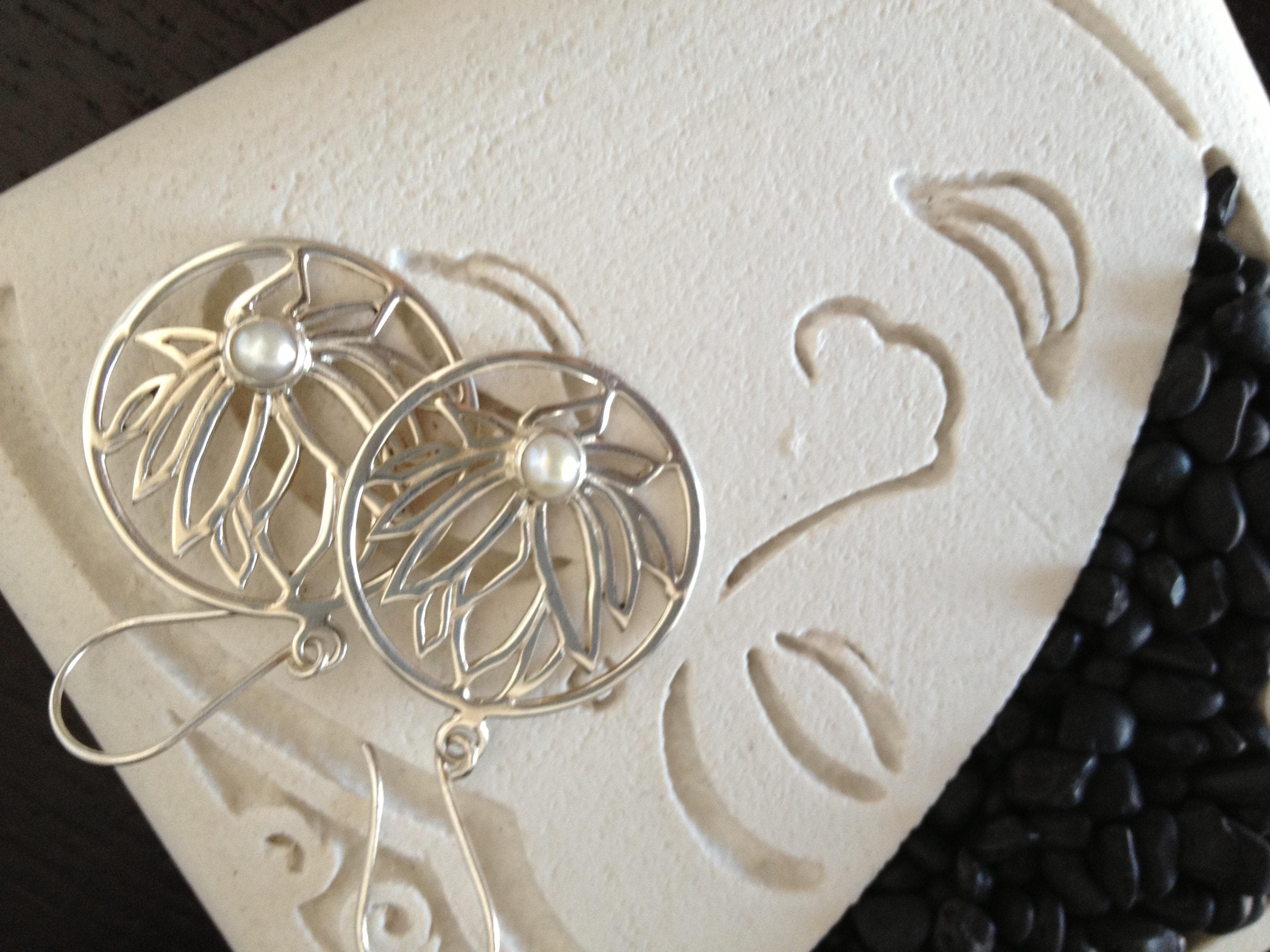 Lotus flower w pearl