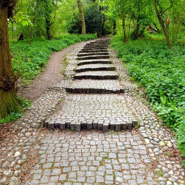 The path up to the memorial