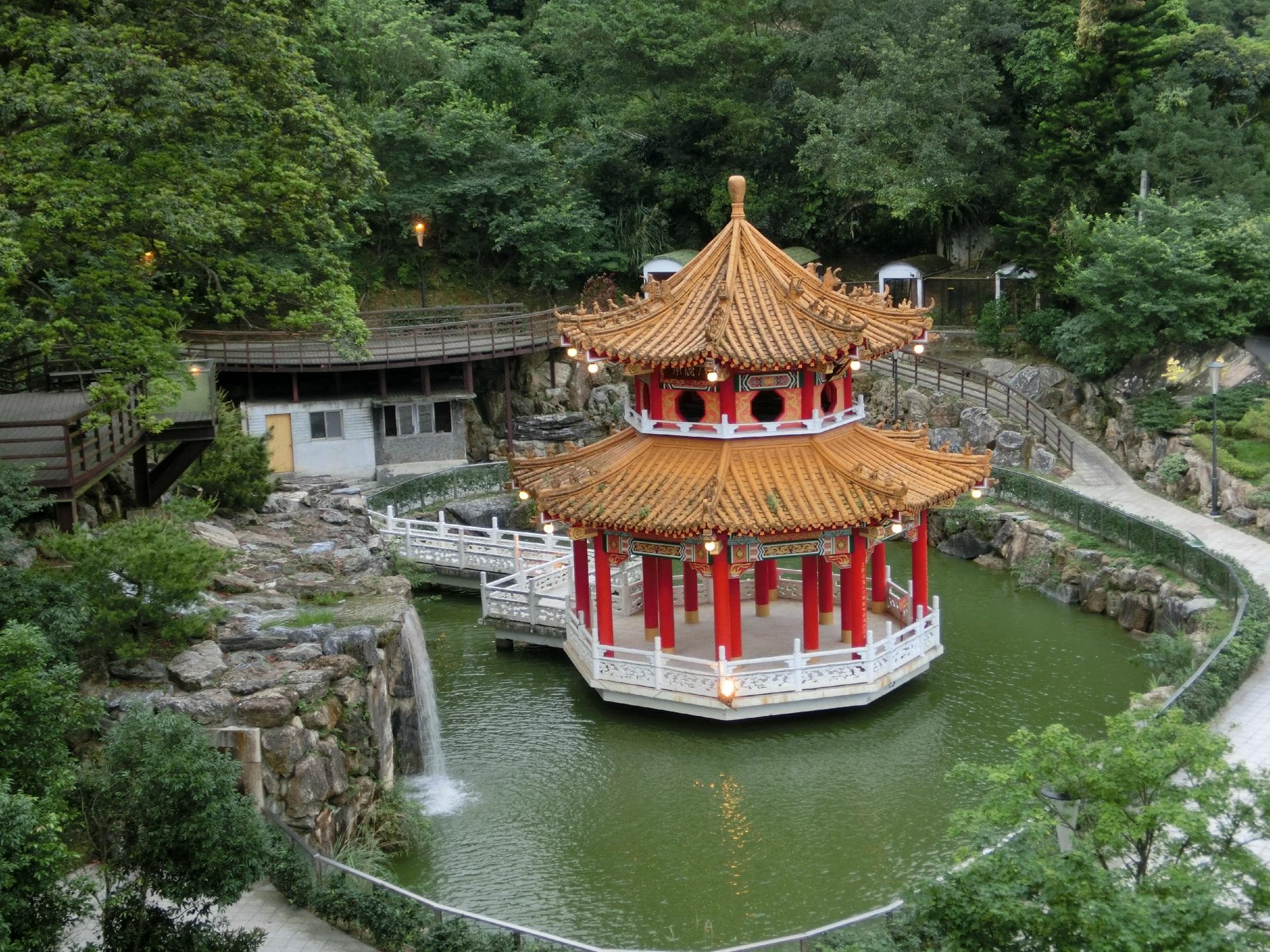 Picturesque stop at Zhinan Station