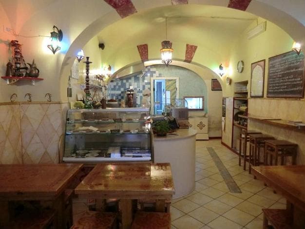 Ingresso, alcuni tavoli e bancone