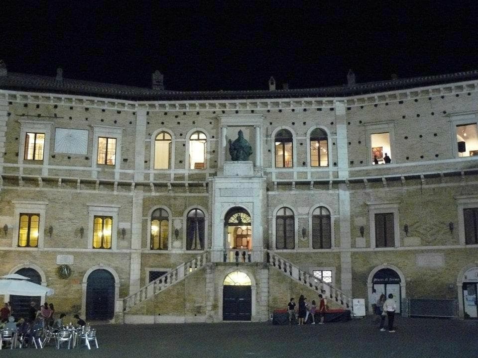 Palazzo dei Priori, sede della Pinacoteca Civica di Fermo