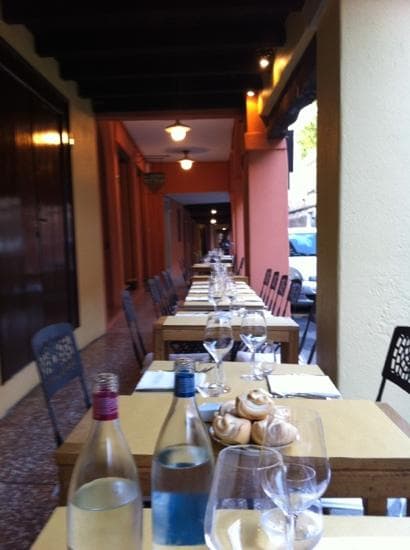 gedeckte Tische draußen