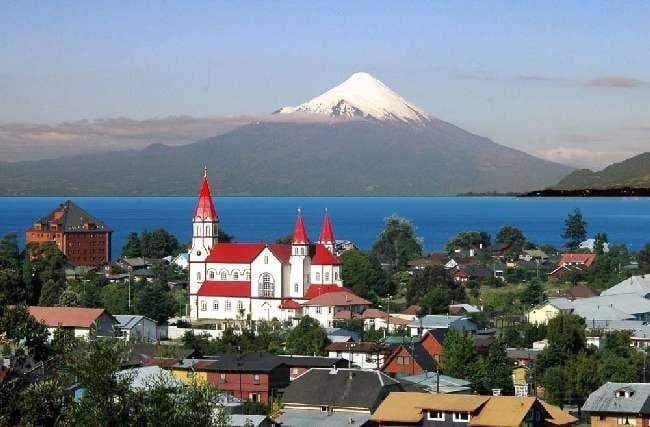 Vista de Puerto Varas e do vulcão Osorno