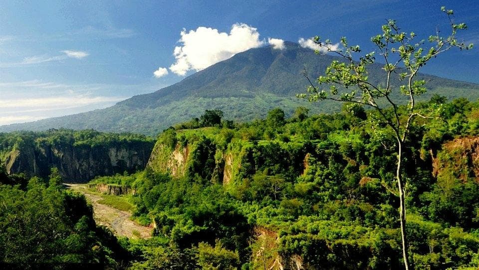 latar belakang Gunung Singgalang